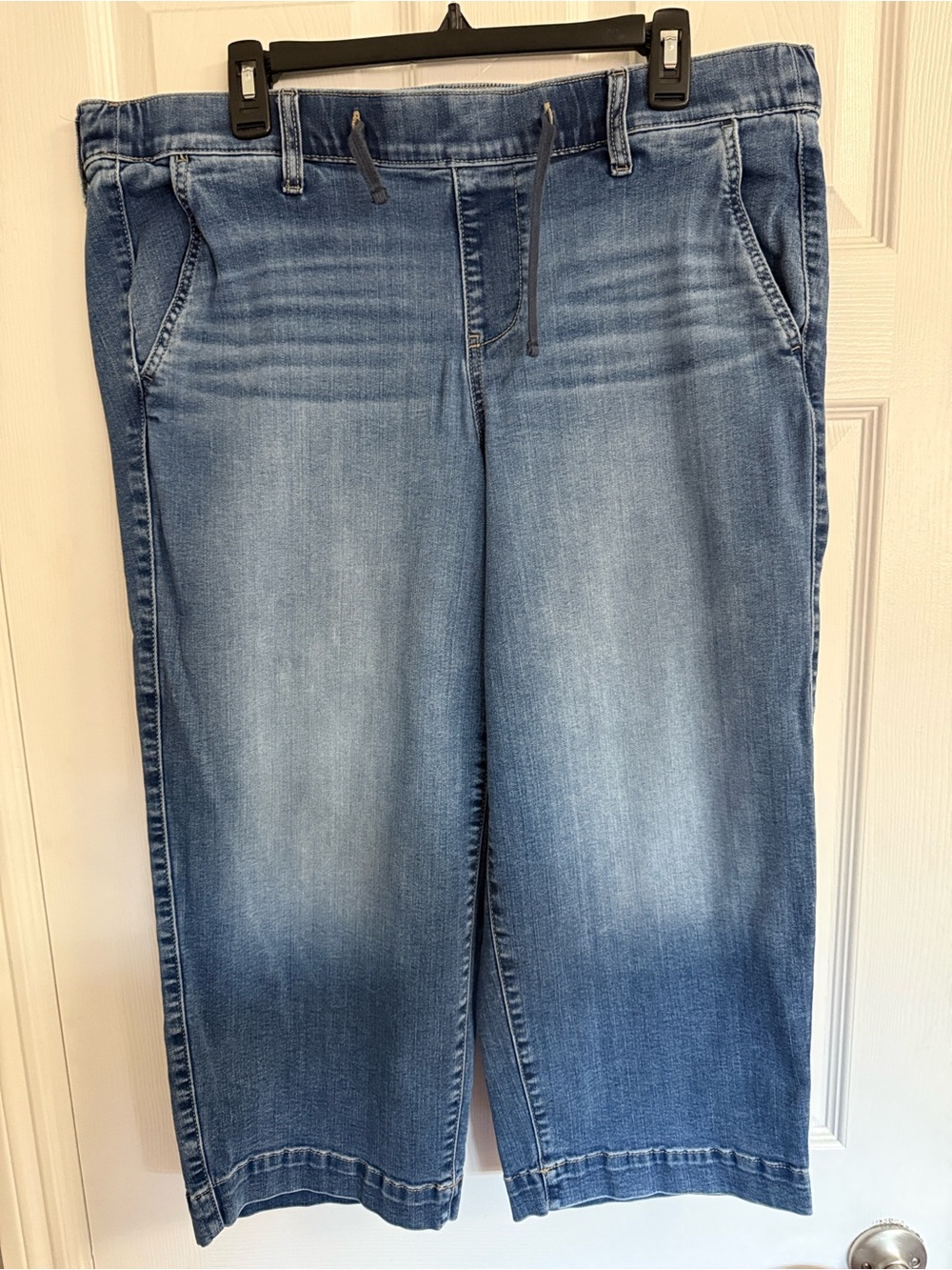 Torrid size 1 crop Women’s Light Blue Pull-On Jeans
